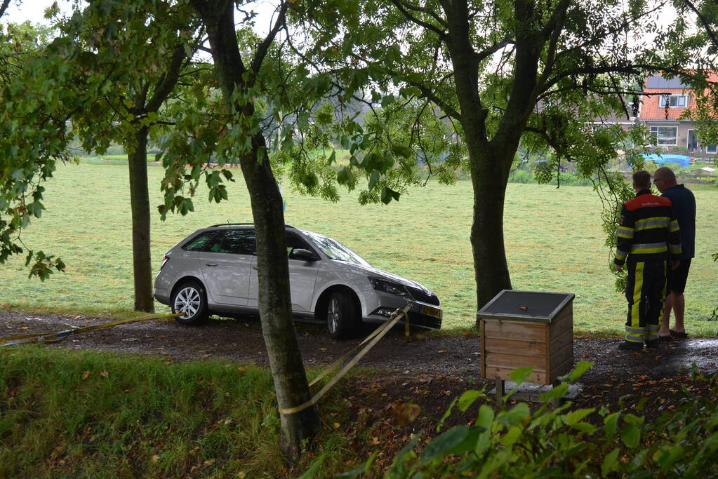 Automobilist belandt bijna onderaan dijk