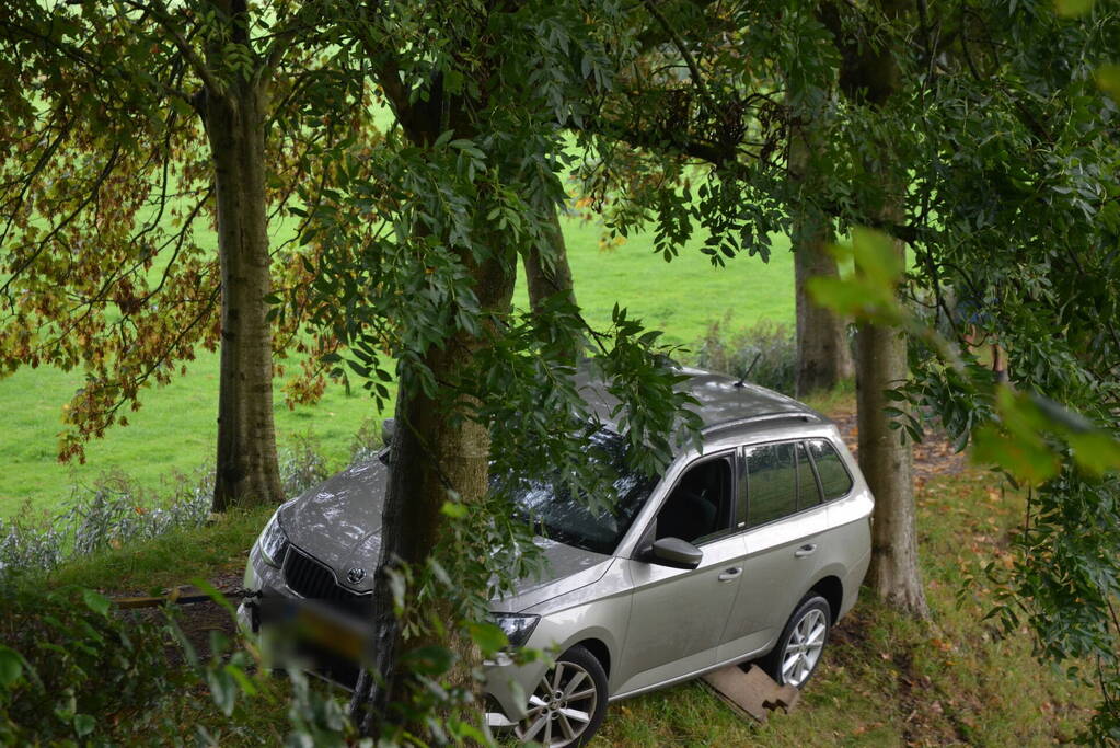 Automobilist belandt bijna onderaan dijk