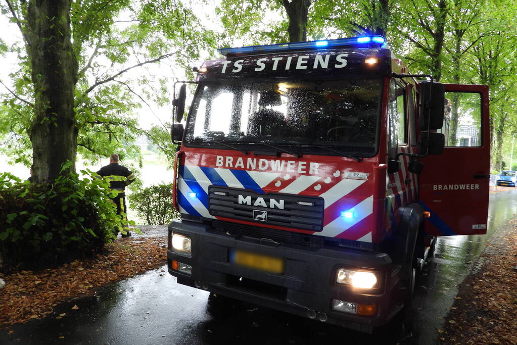 Automobilist belandt bijna onderaan dijk