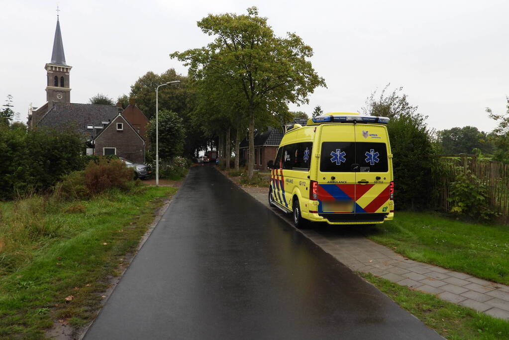 Automobilist belandt bijna onderaan dijk