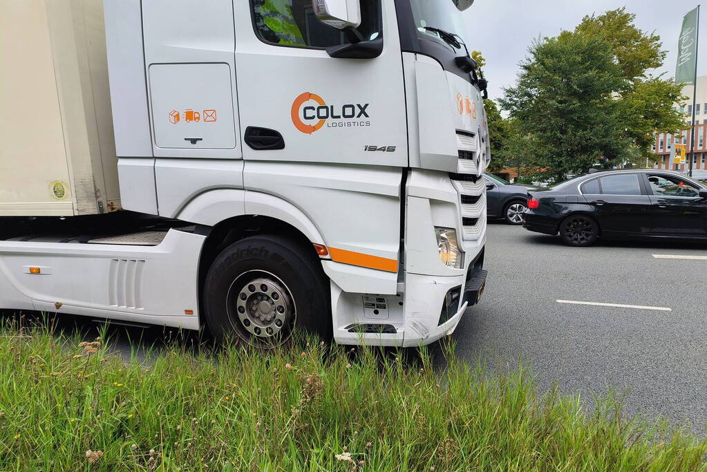 Aanhouding bij ongeval tussen auto en vrachtwagen