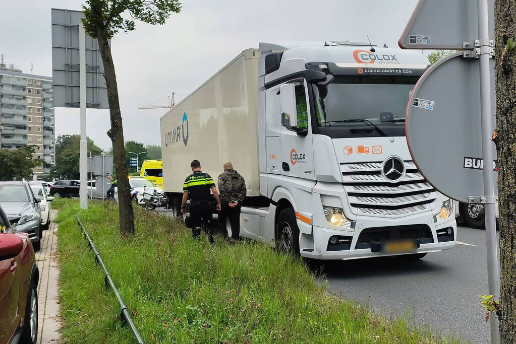 Aanhouding bij ongeval tussen auto en vrachtwagen