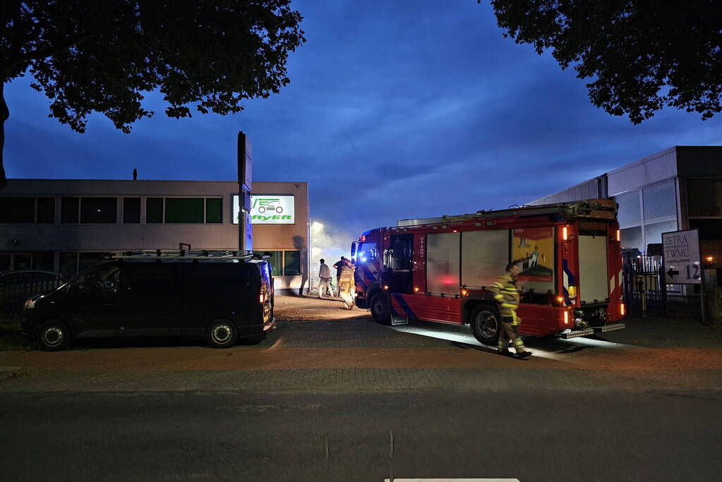 Flinke rookontwikkeling bij brand in bedrijfspand