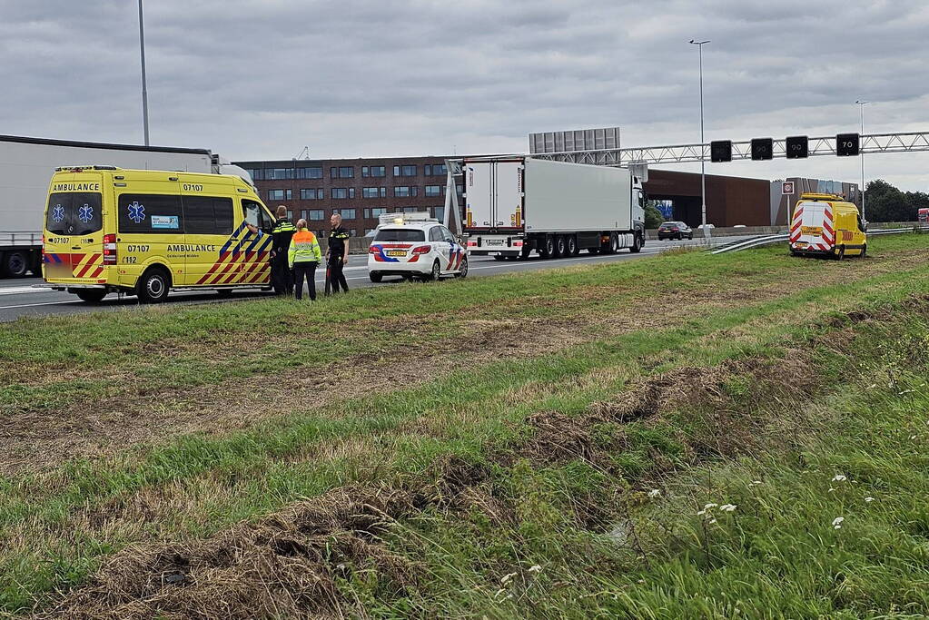 Bestelbus belandt naast snelweg