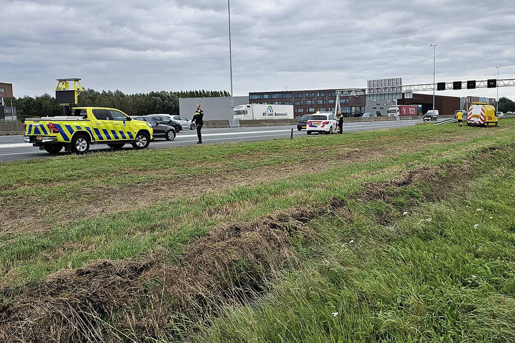 Bestelbus belandt naast snelweg