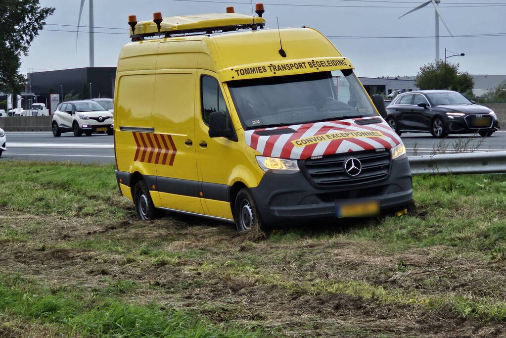 Bestelbus belandt naast snelweg