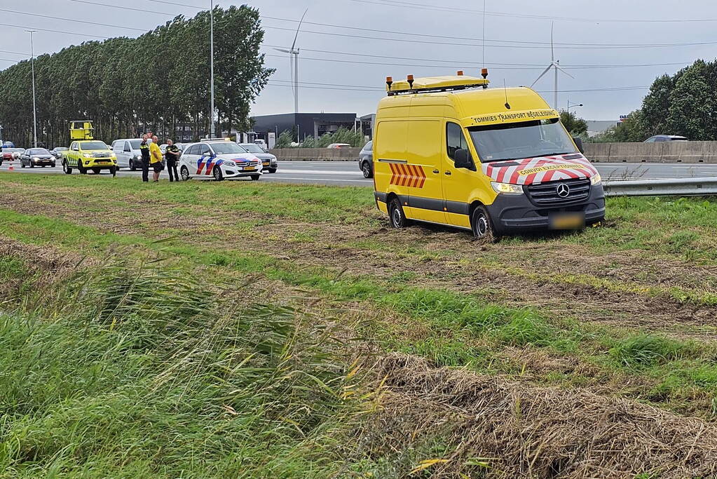 Bestelbus belandt naast snelweg
