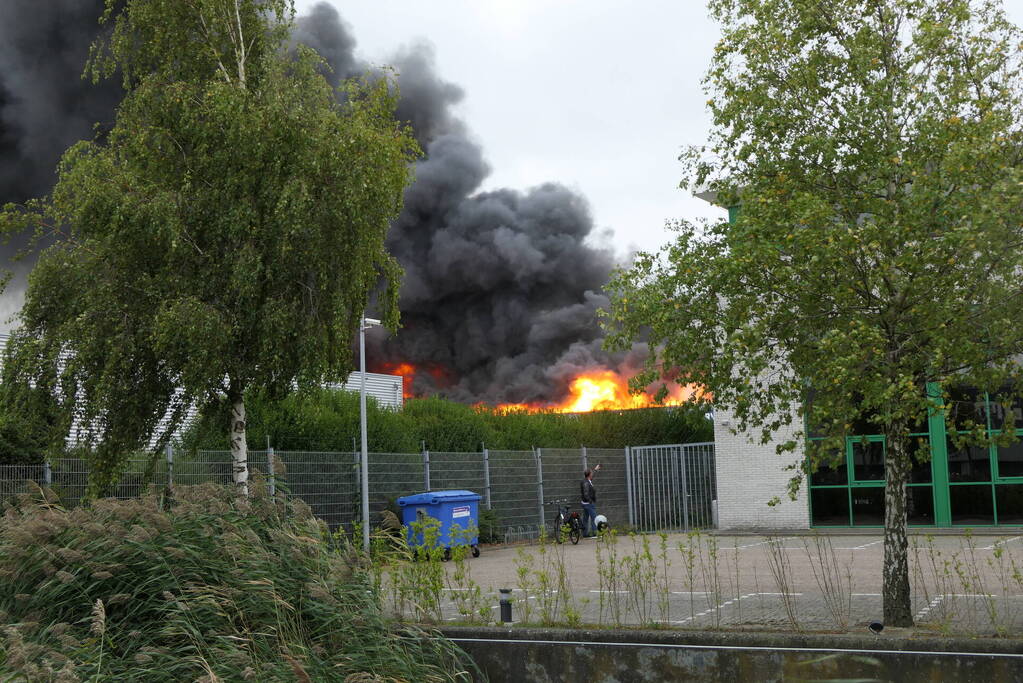 Grote zwarte rookwolken bij industriebrand