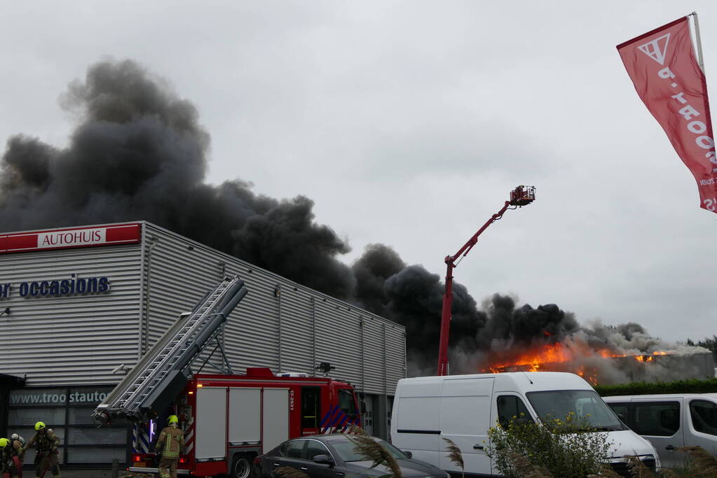 Grote zwarte rookwolken bij industriebrand