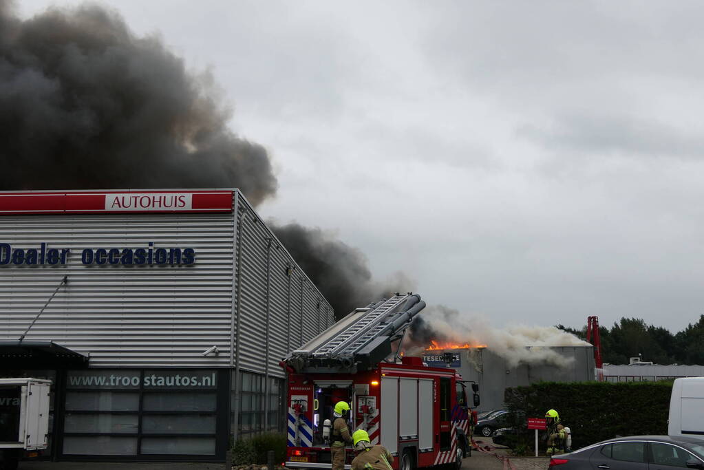 Grote zwarte rookwolken bij industriebrand