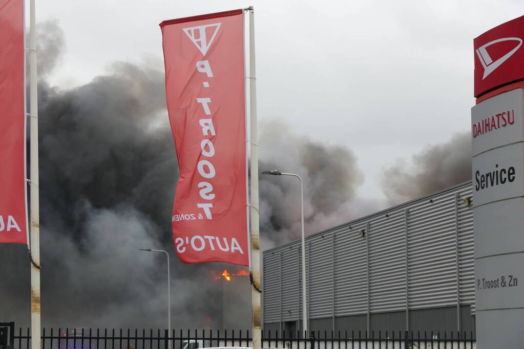 Grote zwarte rookwolken bij industriebrand