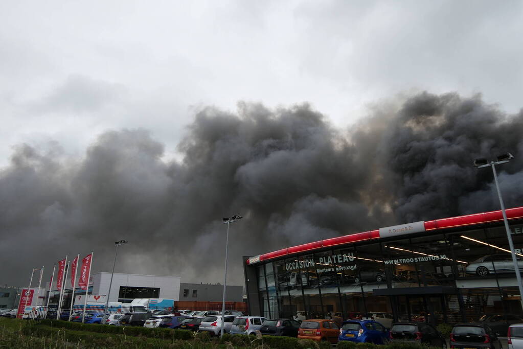 Grote zwarte rookwolken bij industriebrand