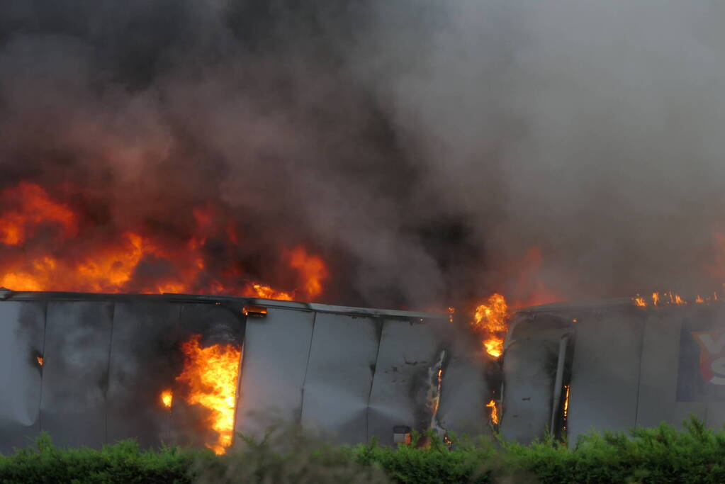 Grote zwarte rookwolken bij industriebrand