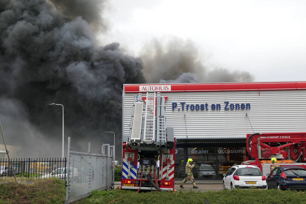Grote zwarte rookwolken bij industriebrand