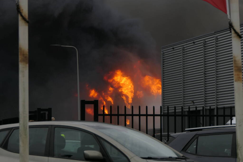 Grote zwarte rookwolken bij industriebrand