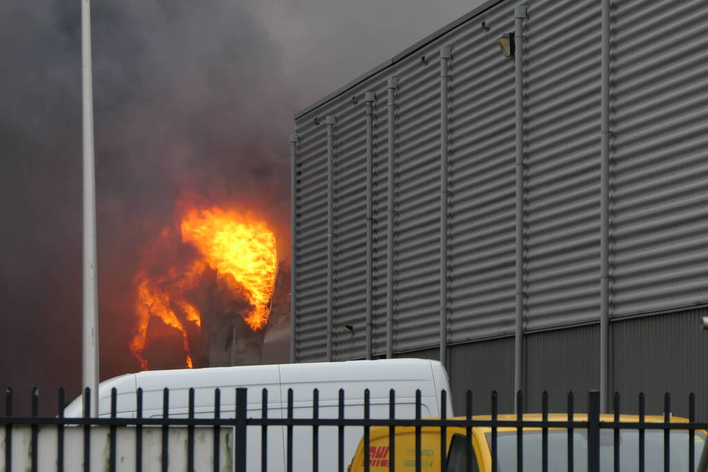 Grote zwarte rookwolken bij industriebrand