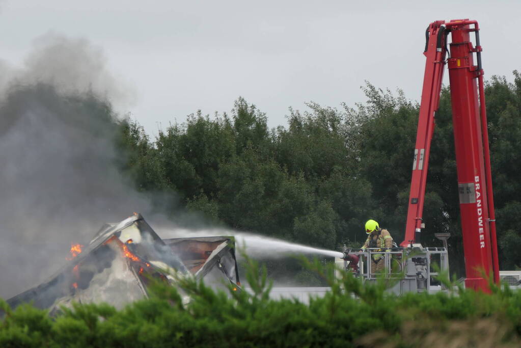 Grote zwarte rookwolken bij industriebrand