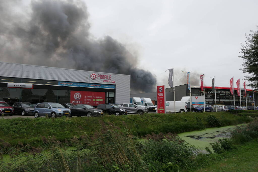 Grote zwarte rookwolken bij industriebrand