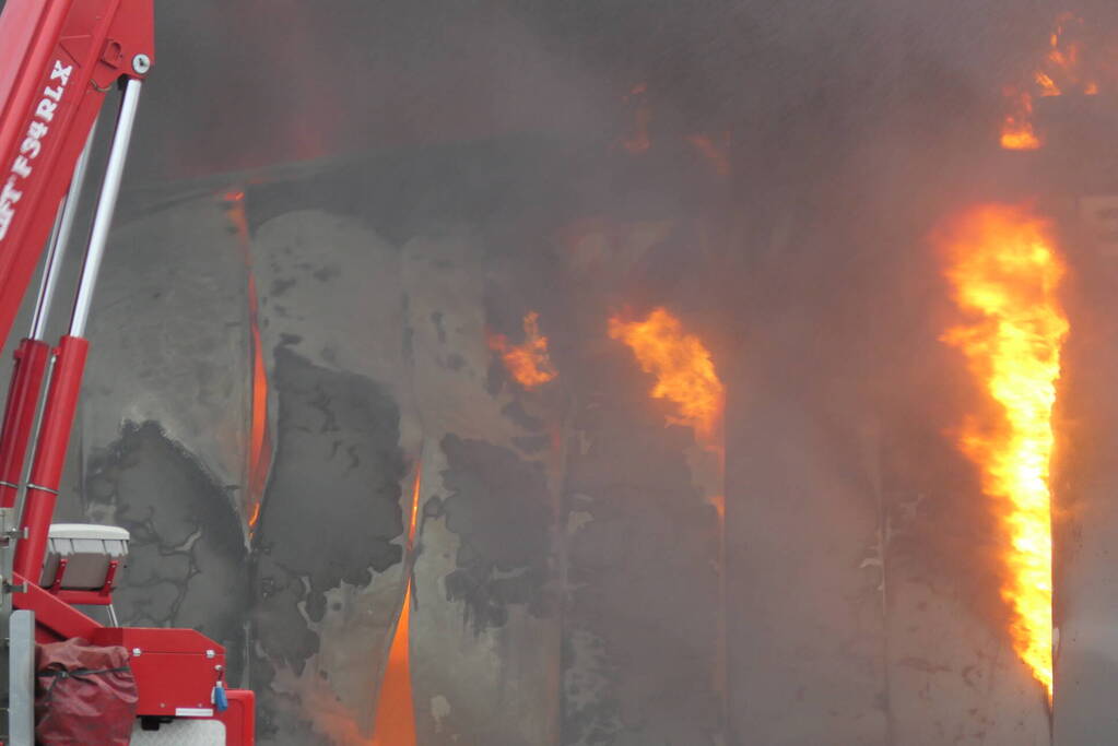 Grote zwarte rookwolken bij industriebrand