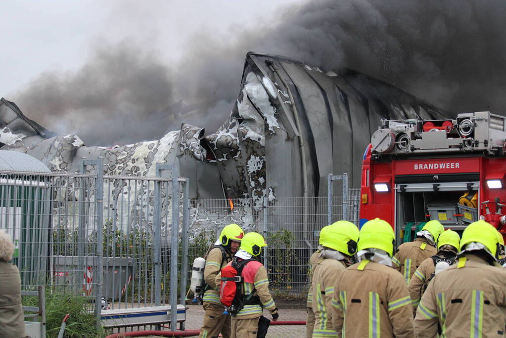 Grote zwarte rookwolken bij industriebrand