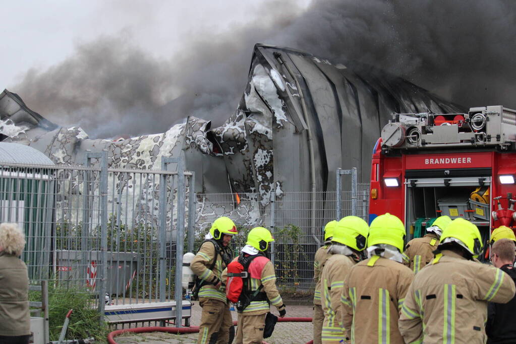 Grote zwarte rookwolken bij industriebrand