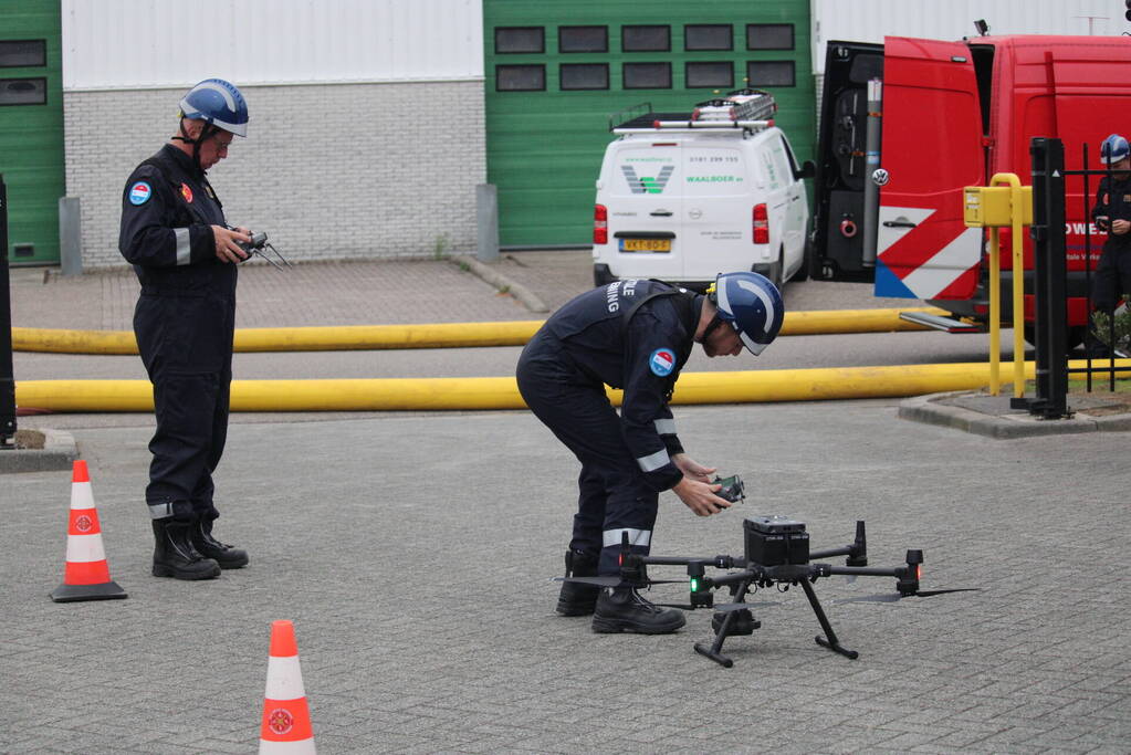 Grote zwarte rookwolken bij industriebrand