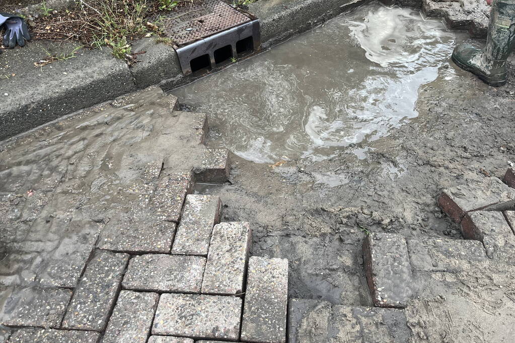 Schade aan weg door waterlekkage