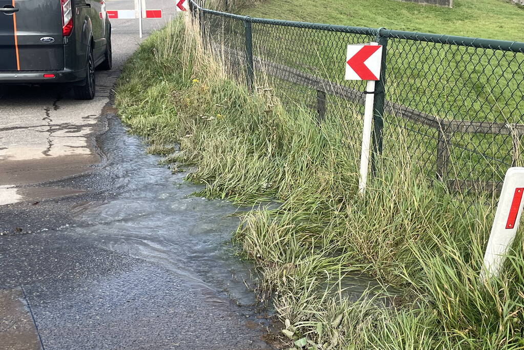 Deel van dijk weggezakt door lekkage