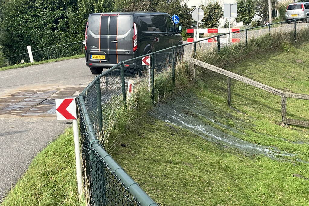 Deel van dijk weggezakt door lekkage