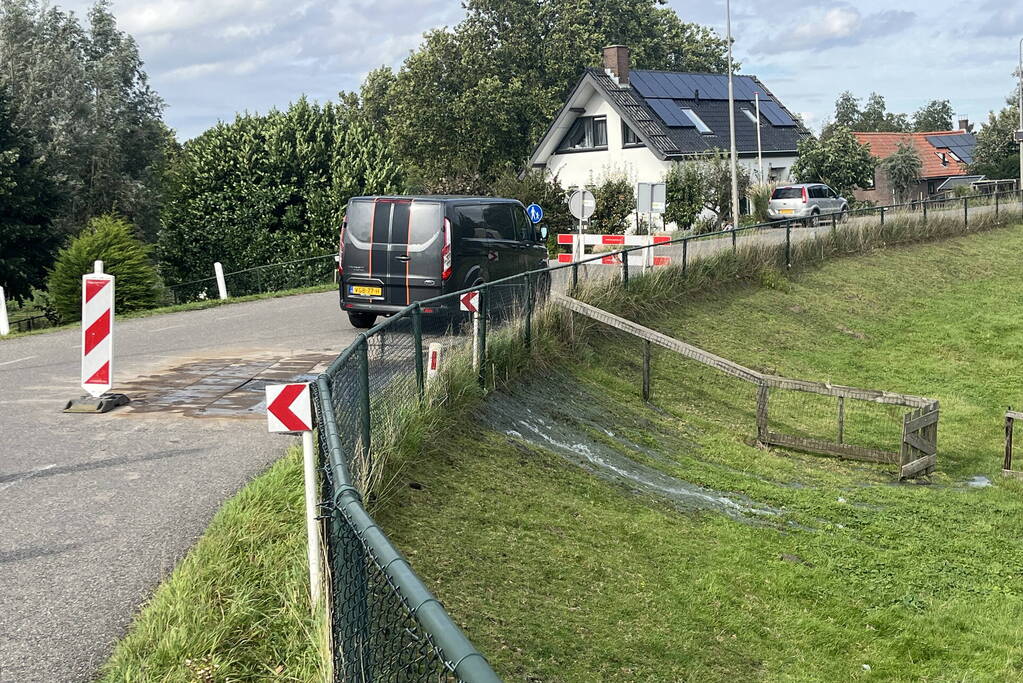 Deel van dijk weggezakt door lekkage