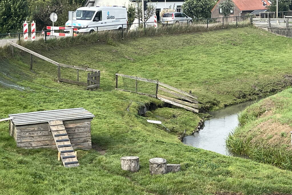Deel van dijk weggezakt door lekkage