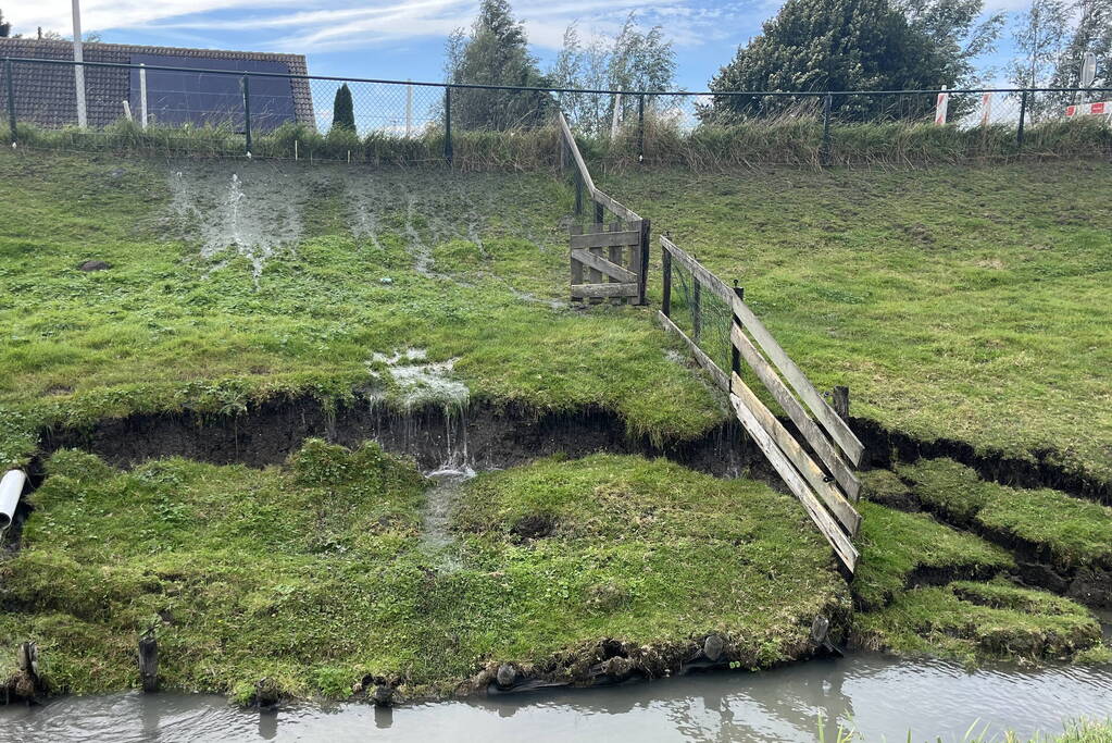 Deel van dijk weggezakt door lekkage