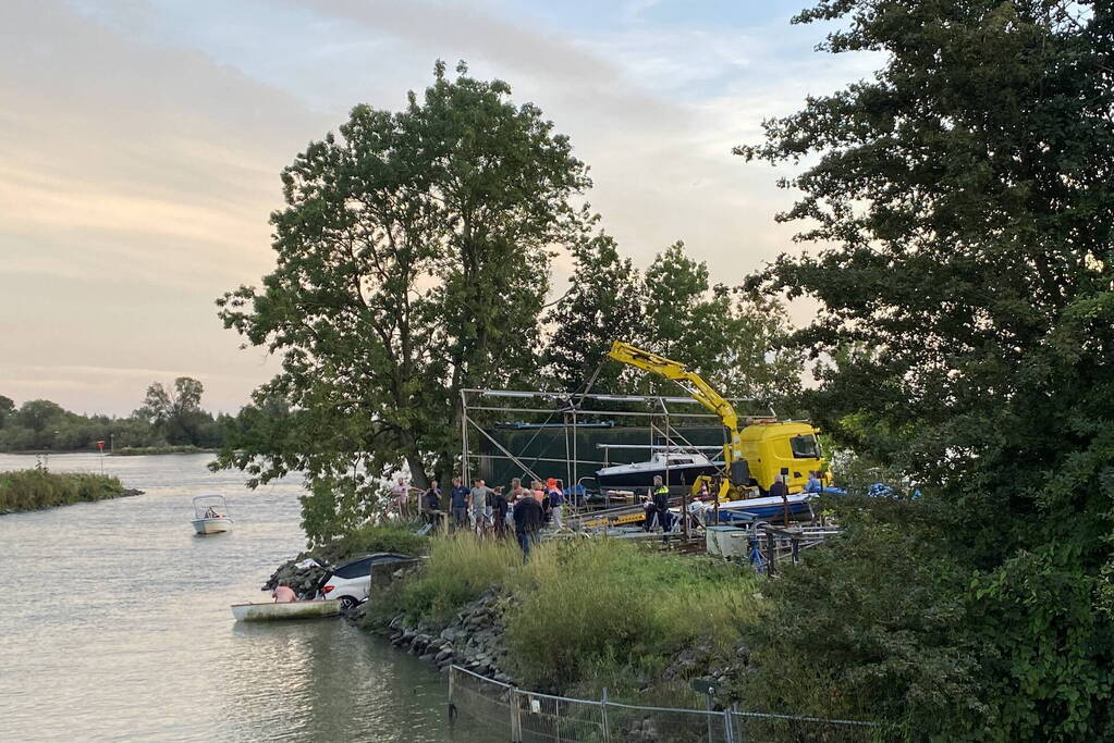 Auto en trailer verdwijnen volledig onder water