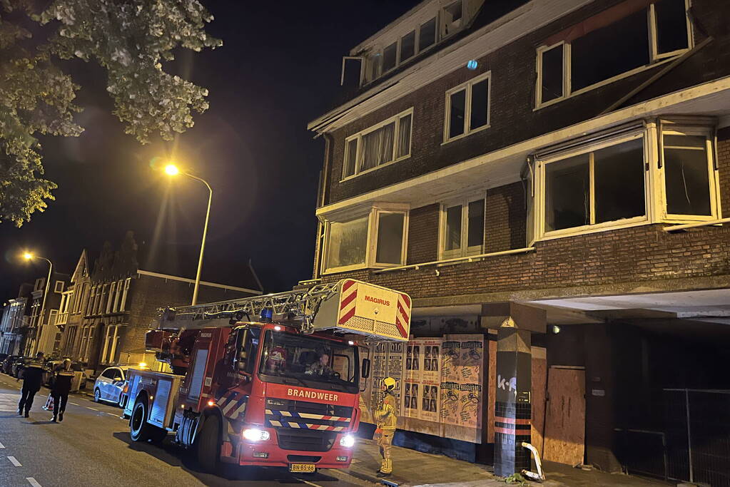 Losse dak delen dreigen te vallen