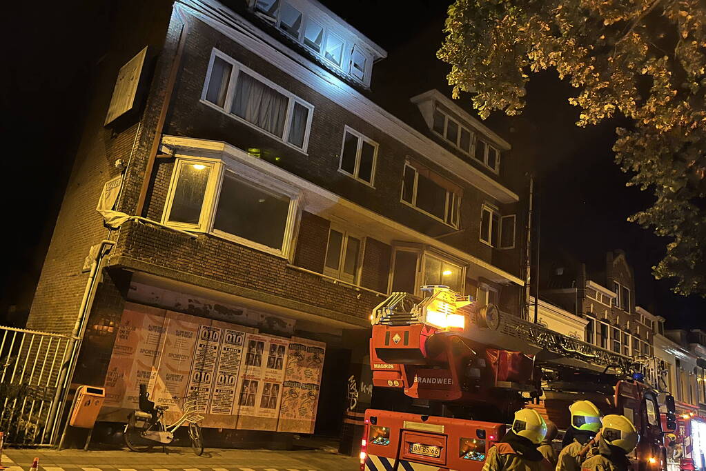 Losse dak delen dreigen te vallen