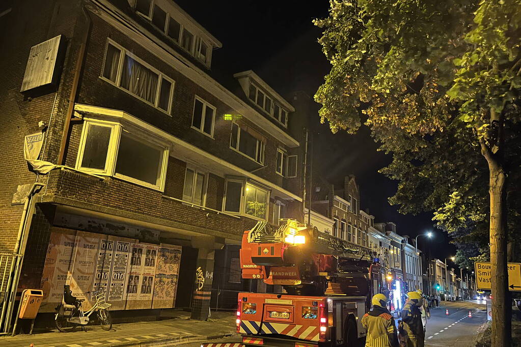 Losse dak delen dreigen te vallen