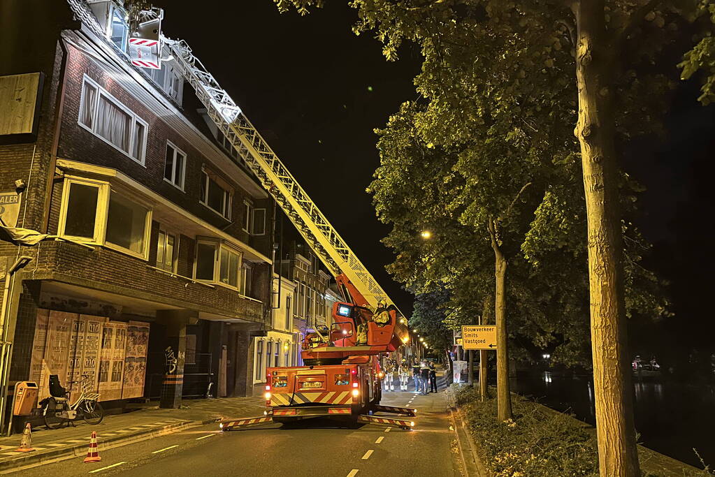 Losse dak delen dreigen te vallen