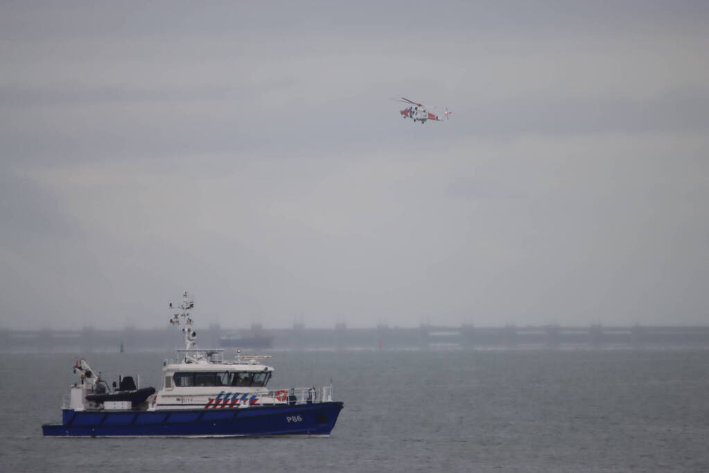 Grote zoekactie naar te water geraakte persoon