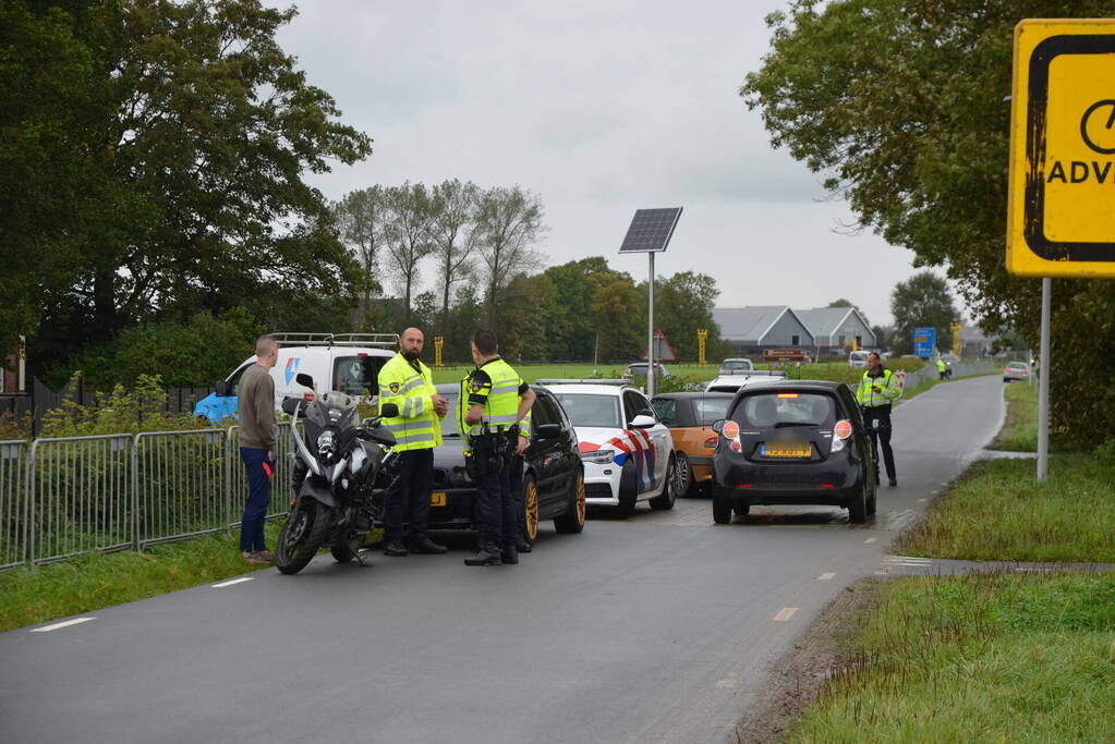 Motorrijder en automobilist in botsing