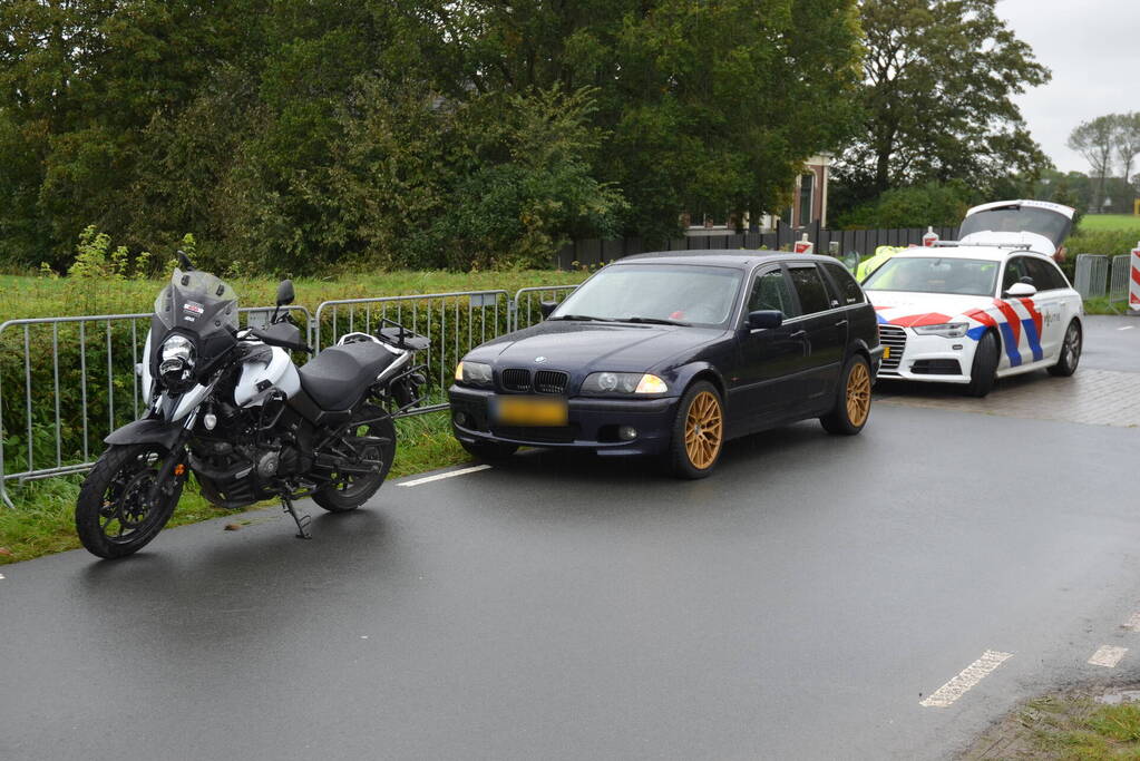 Motorrijder en automobilist in botsing