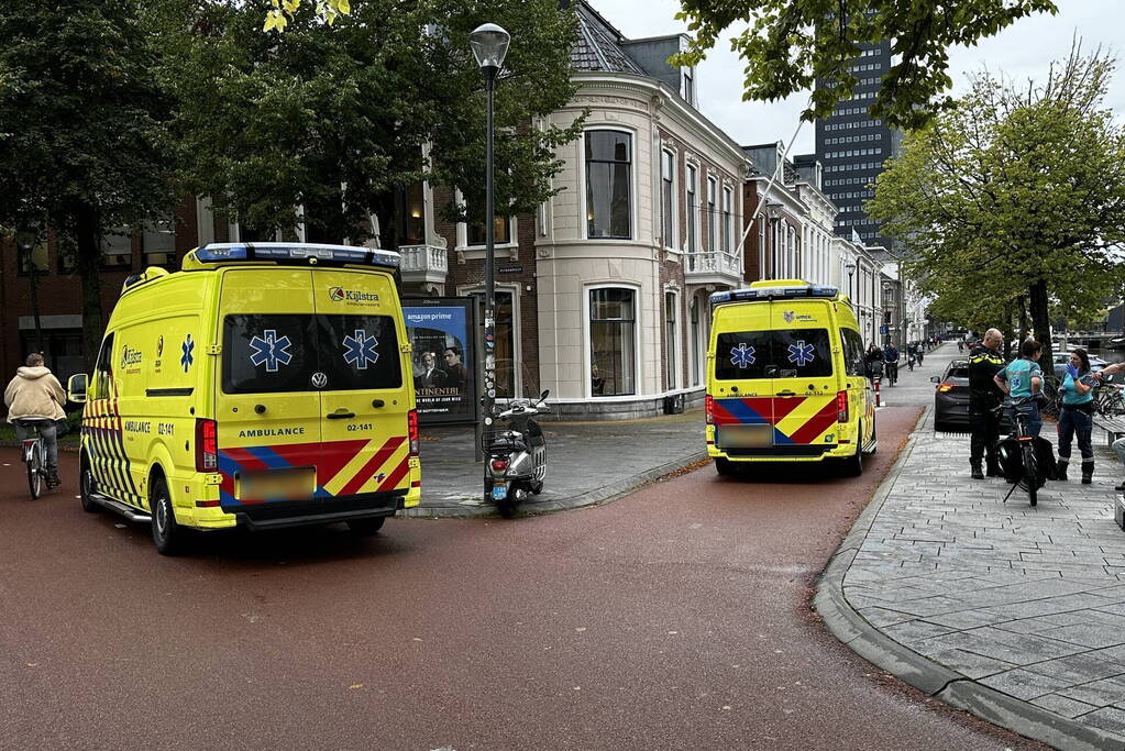 Scooterrijder en fiets in botsing