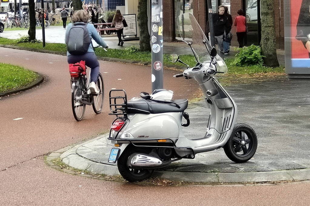 Scooterrijder en fiets in botsing