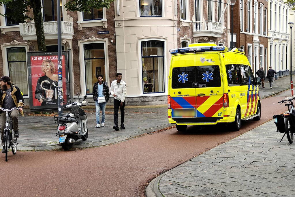 Scooterrijder en fiets in botsing
