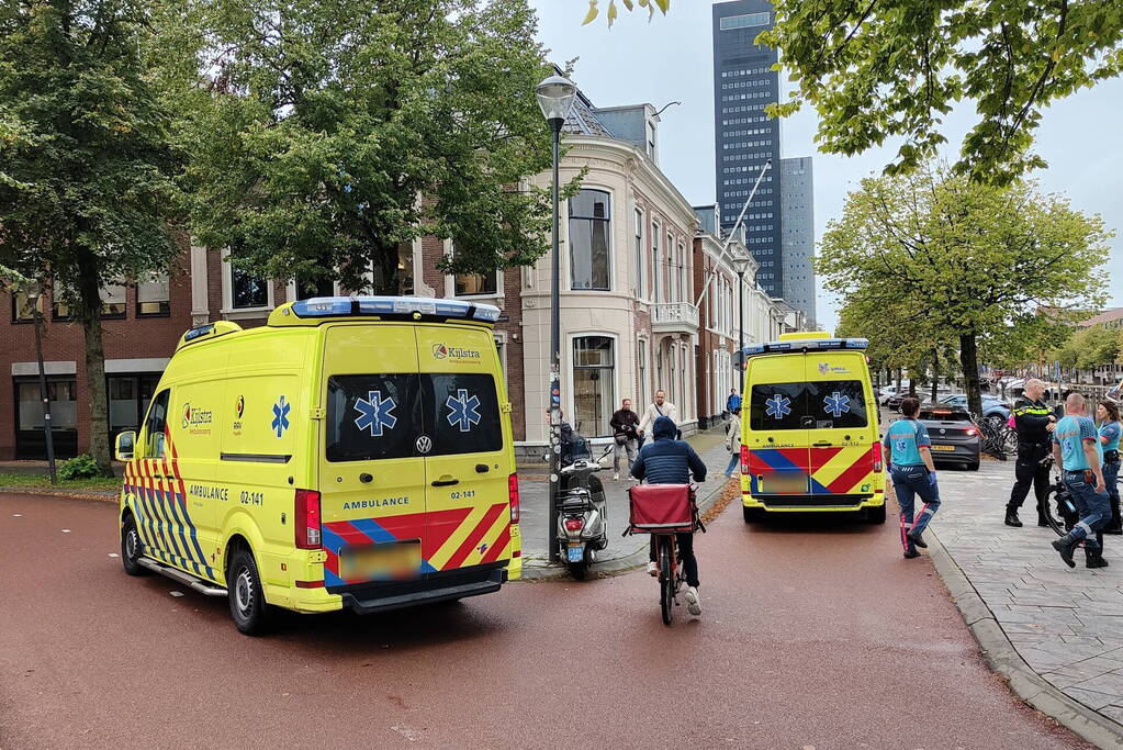 Scooterrijder en fiets in botsing