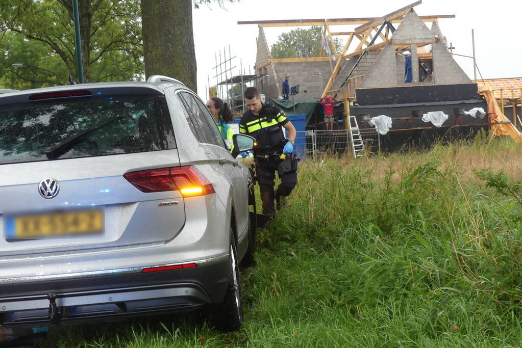 Auto zwaar beschadigd na botsing op boom