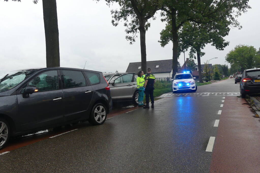 Auto zwaar beschadigd na botsing op boom
