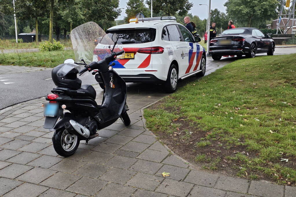 Scooter geschept door auto