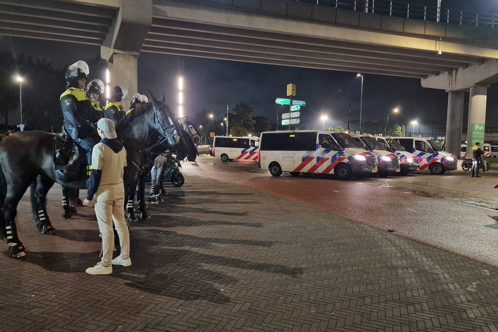 Politie massaal aanwezig bij wedstrijd van Ajax