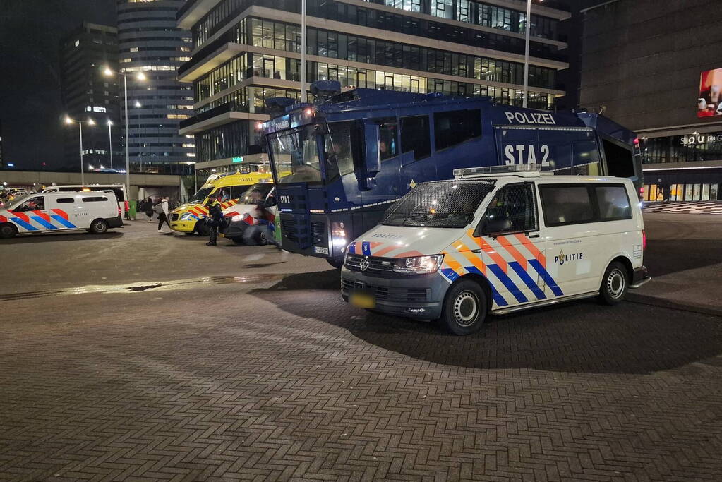 Politie massaal aanwezig bij wedstrijd van Ajax