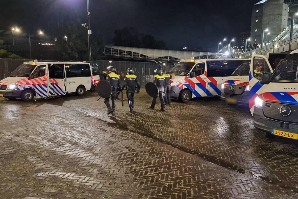 Politie massaal aanwezig bij wedstrijd van Ajax